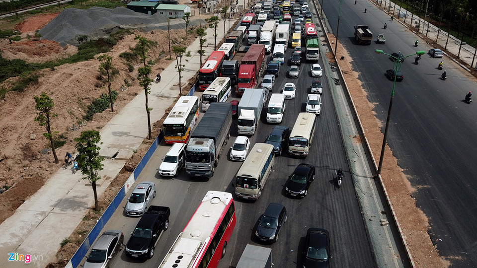 Ôtô xếp hàng dài 1 km trên đường từ Nội Bài vào nội đô